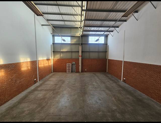 290M² WAREHOUSE TO LET IN LONGLAKE